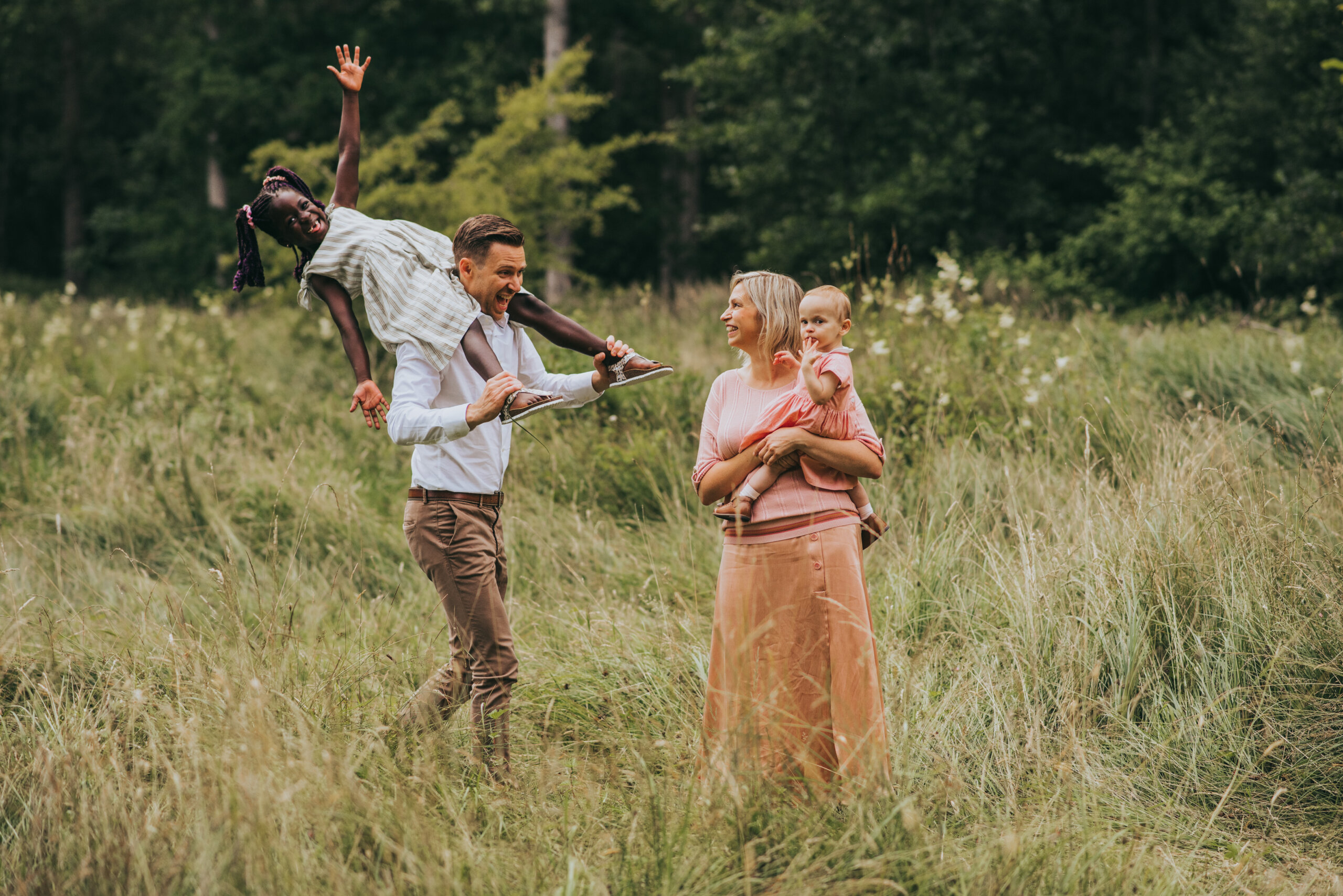 gezinsfoto in het veld multicultureel