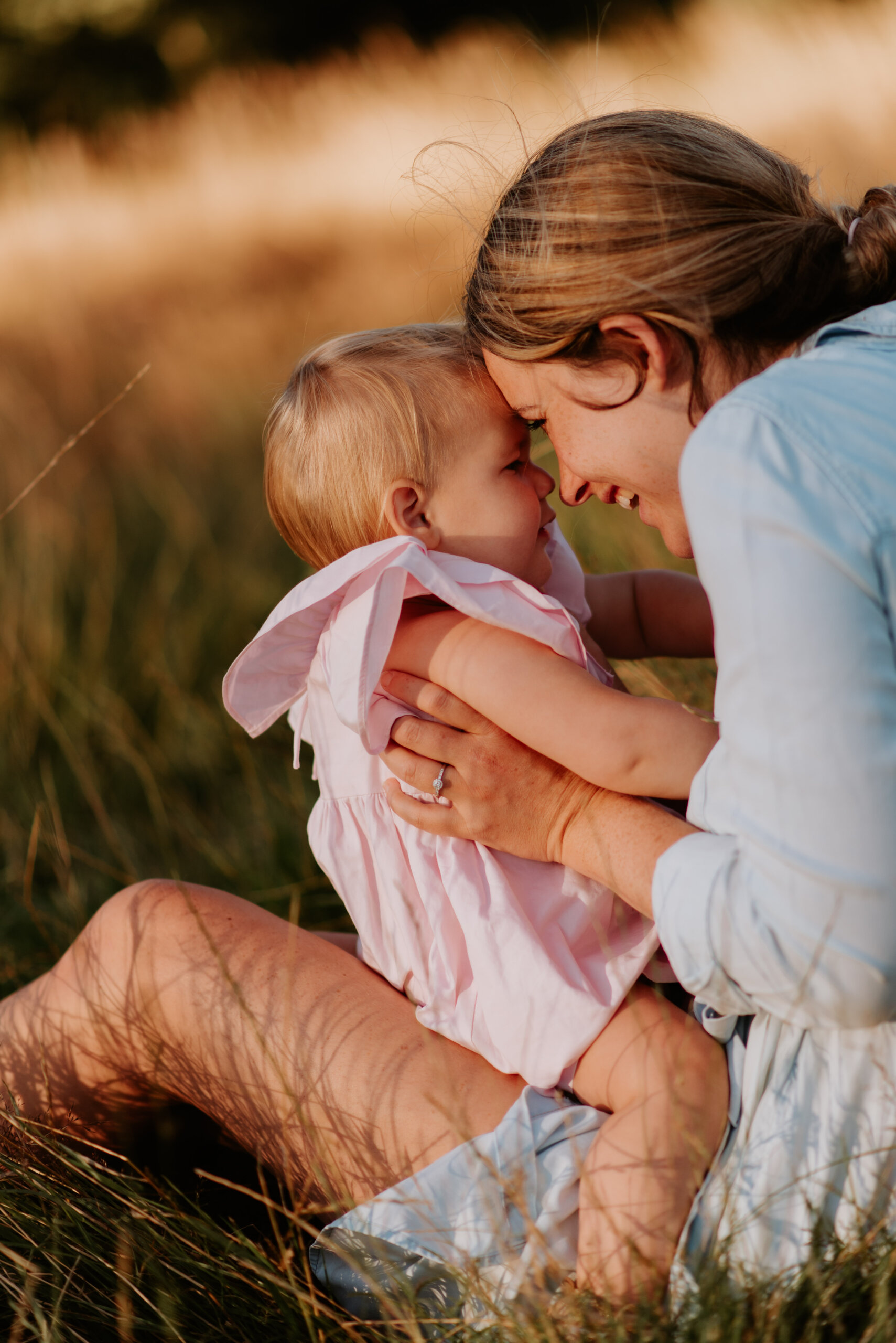 mama en kind tijdens golden hour